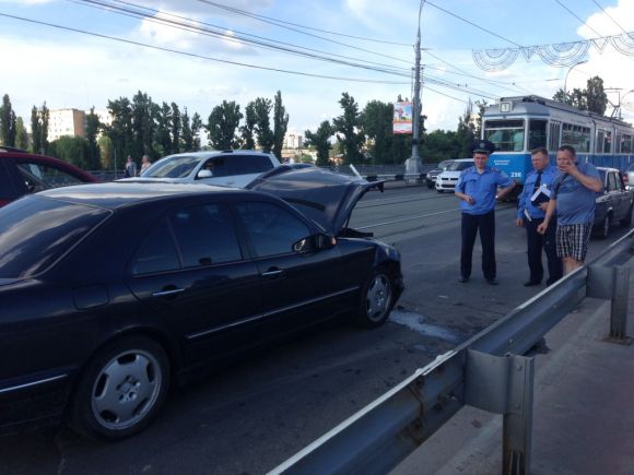 Сегодня, 28 мая, около 17:00 на центральном мосту произошла авария. По словам очевидцев, автомобиль BMW врезался в авто, которое ехало впереди. Из-за чего в аварию попали четыре машины. 